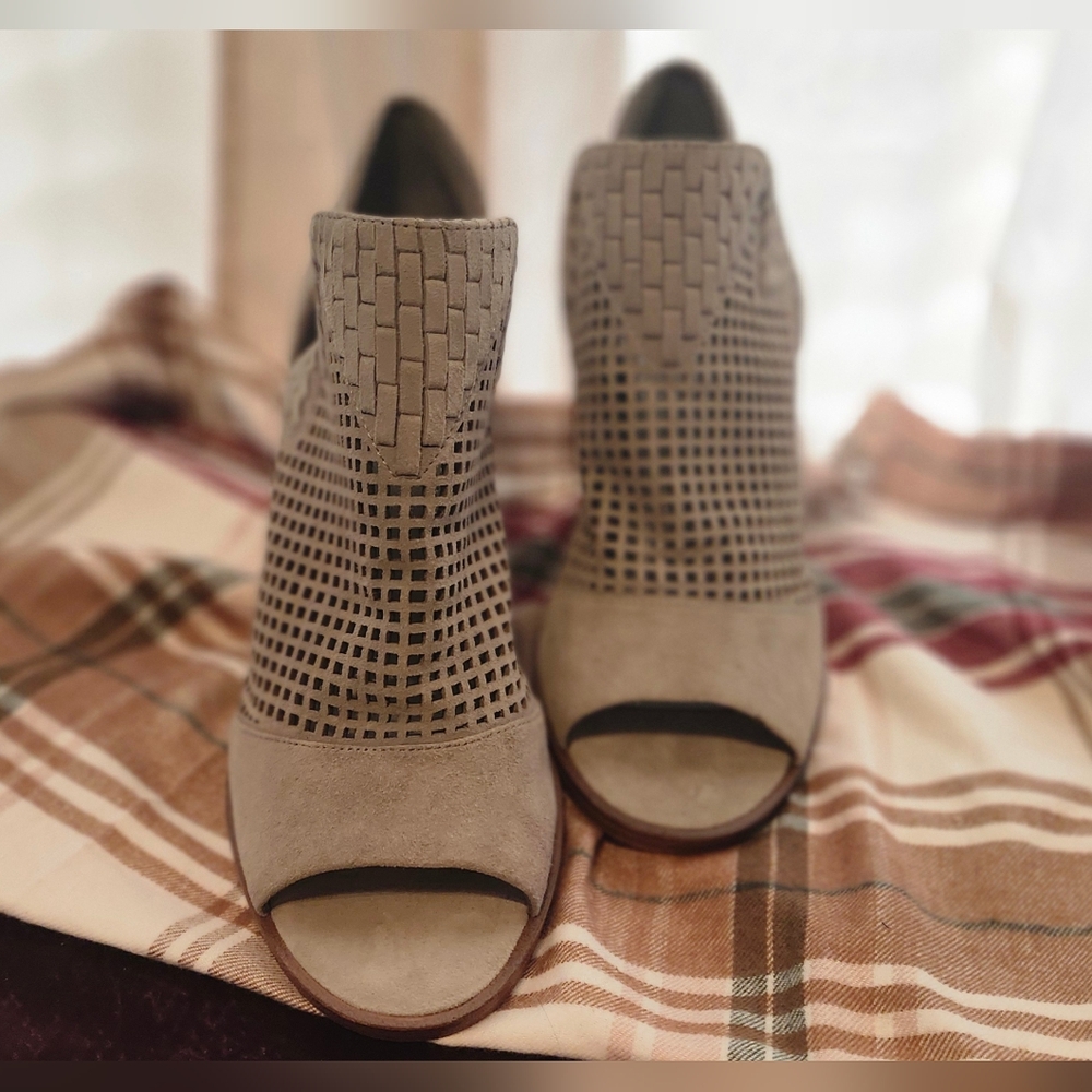 Vince Camuto NWOT Elegant Gray Women's Ankle Boots
